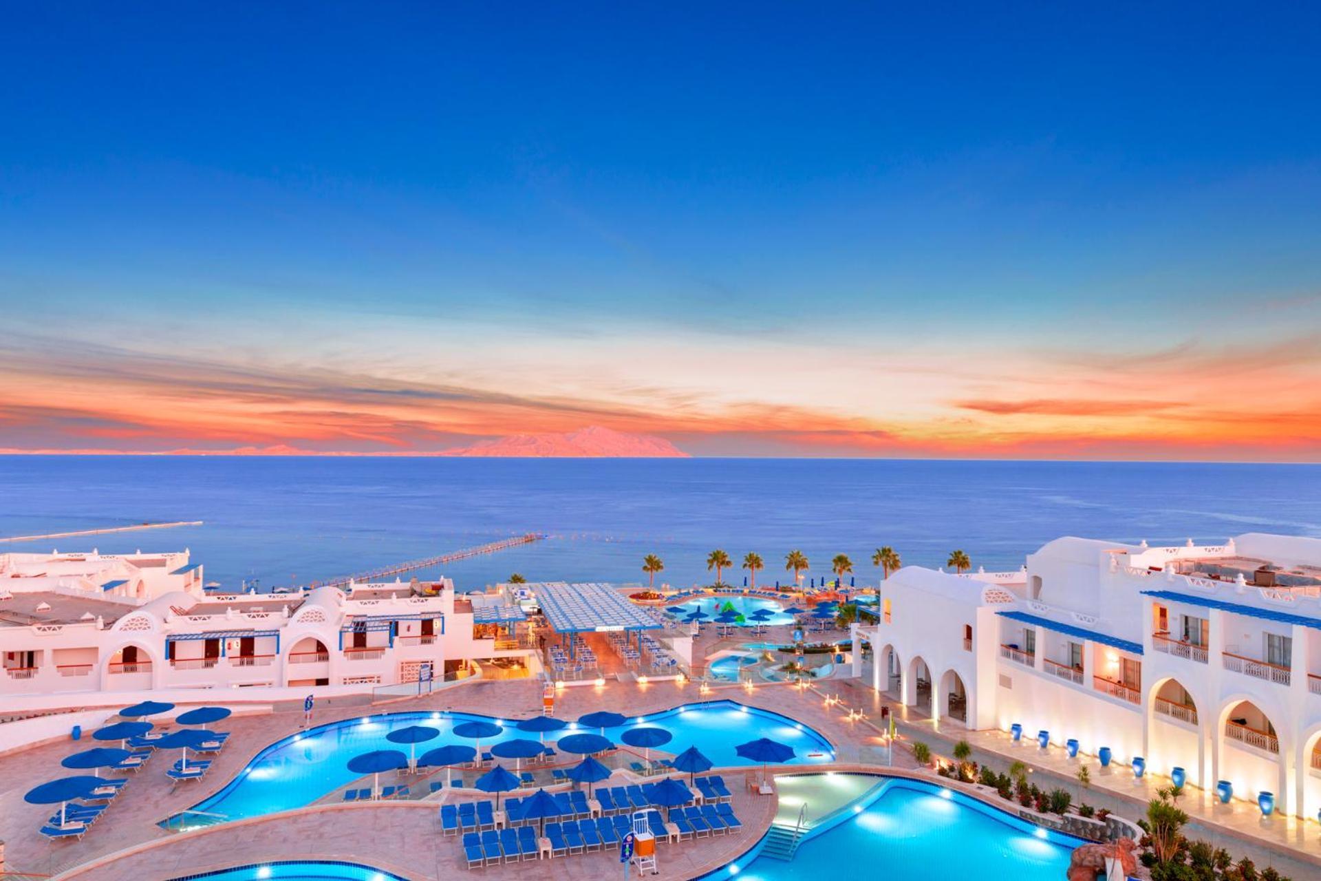 Pickalbatros Palace Sharm - "Aqua Park" Esterno foto Sunset at the Iberostar Grand Hotel Melia, in Benalmadena, Málaga, Spain.