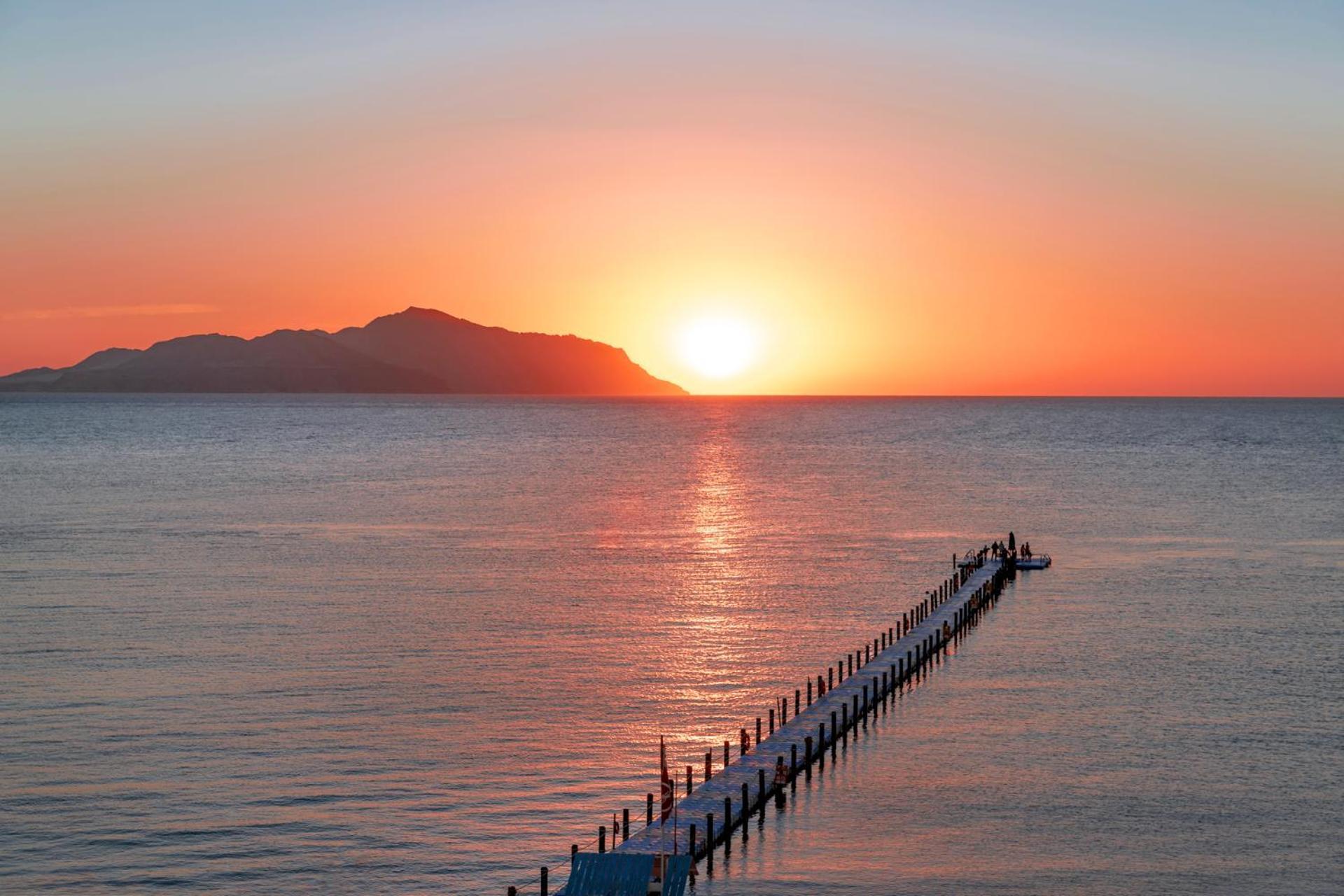 Pickalbatros Palace Sharm - "Aqua Park" Esterno foto Sunset at the pier